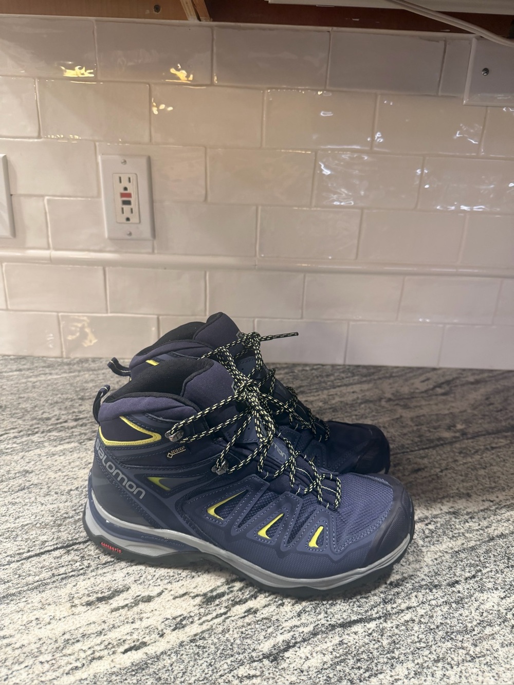 Women’s Salomon X Ultra 3 Mid GTX Hiking Boots  Size 8